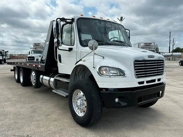 2018 Freightliner M2 106 in San Antonio, TX — photo 2