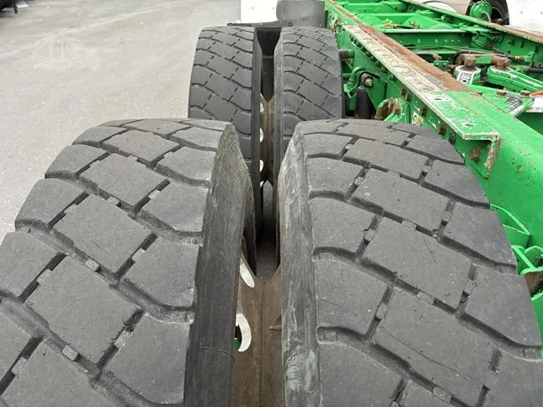 2010 Kenworth T800 - image 10