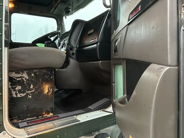 2010 Kenworth T800 - image 13