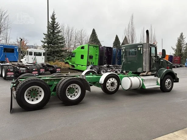 2010 Kenworth T800 - image 4