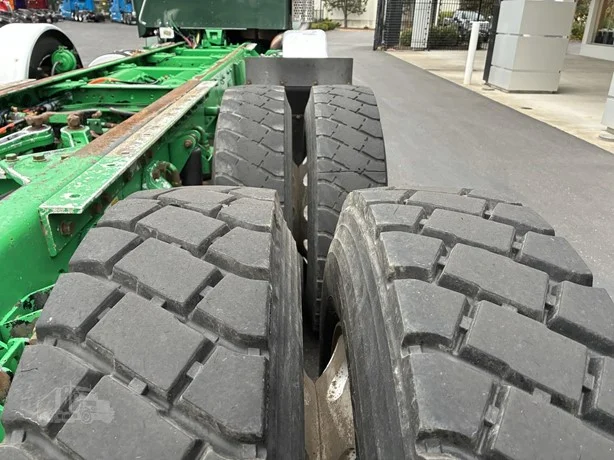 2010 Kenworth T800 - image 7