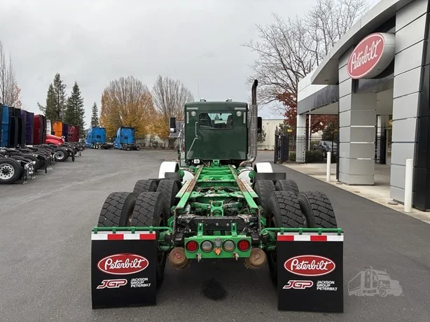 2010 Kenworth T800 - image 5