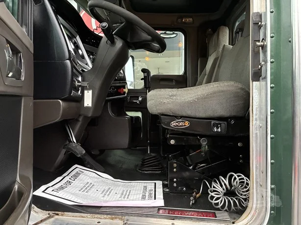 2010 Kenworth T800 - image 20