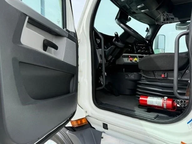 2022 Freightliner Cascadia - image 11