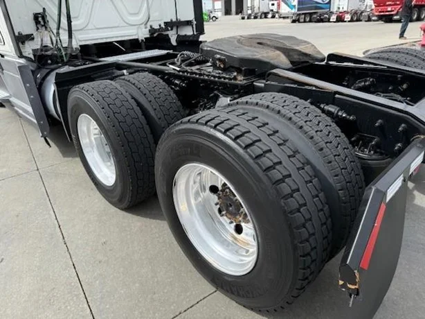 2022 Freightliner Cascadia - image 7