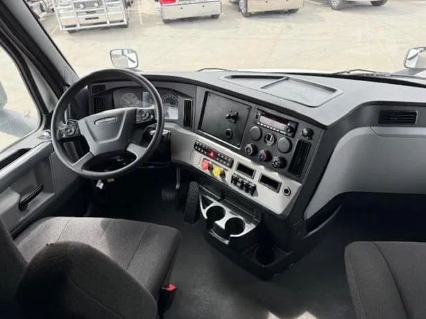 2022 Freightliner Cascadia - image 13