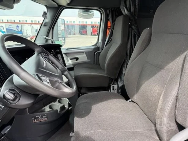 2022 Freightliner Cascadia - image 12