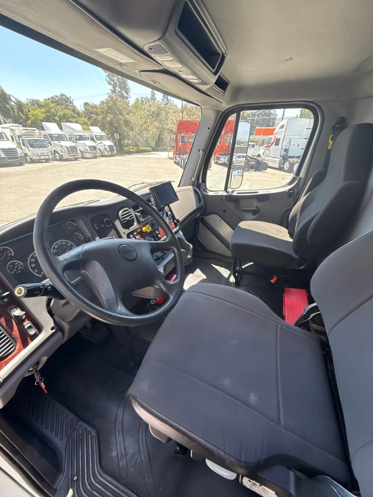 2022 Freightliner M2 106 in Pomona, CA — photo 7