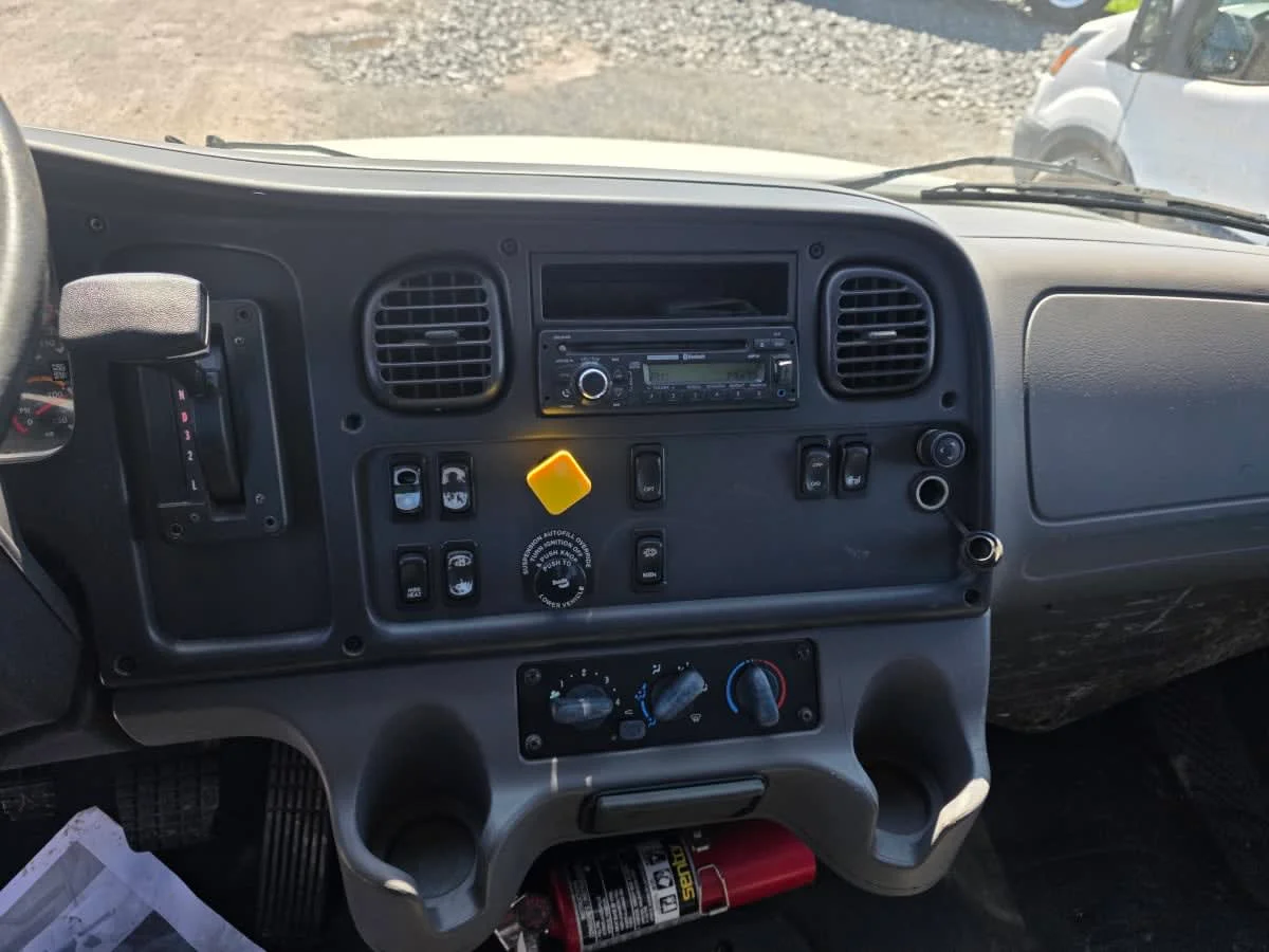 2016 Freightliner M2 106 - image 11
