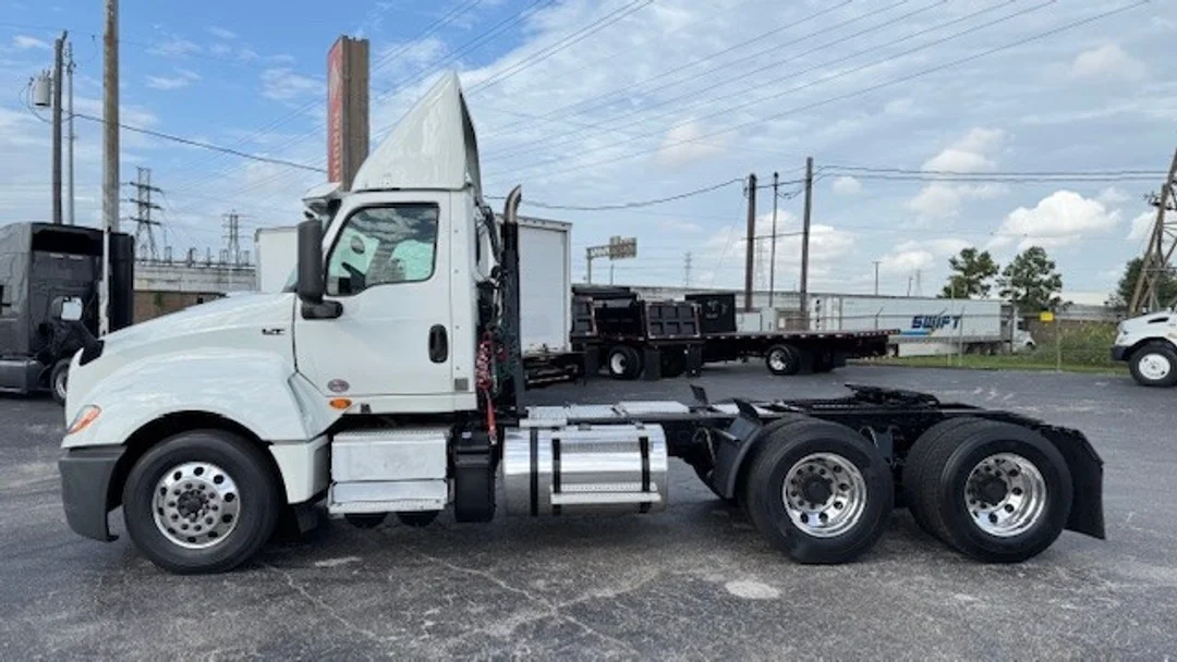 2018 International LT - image 9