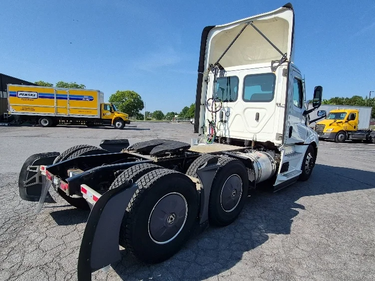 2022 Freightliner Cascadia in Harrisburg, PA — photo 7