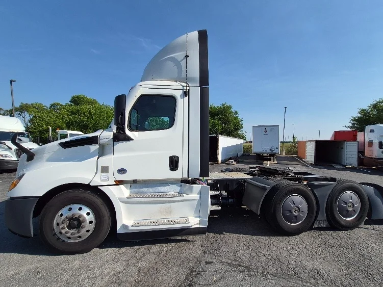 2022 Freightliner Cascadia in Harrisburg, PA — photo 4