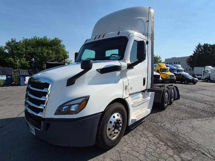 2022 Freightliner Cascadia in Harrisburg, PA — photo 3