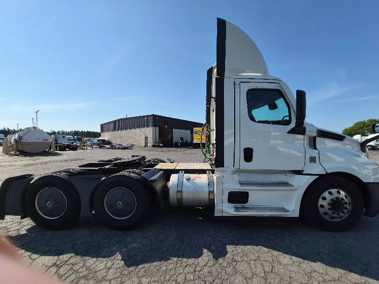 2022 Freightliner Cascadia in Harrisburg, PA — photo 8