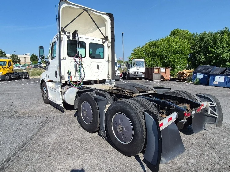 2022 Freightliner Cascadia in Harrisburg, PA — photo 5