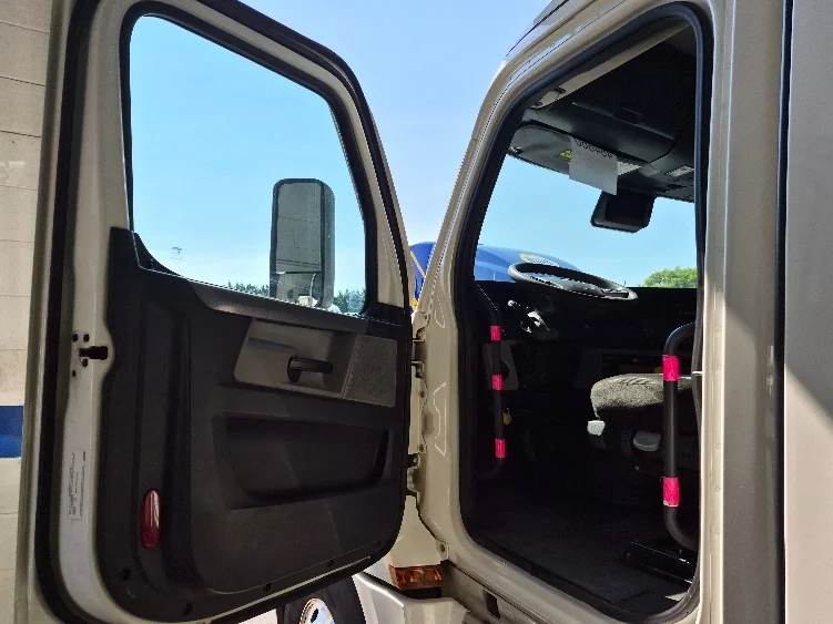 2022 Freightliner Cascadia in Harrisburg, PA — photo 9
