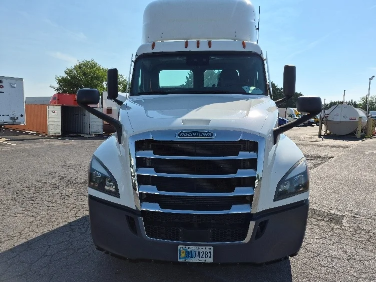 2022 Freightliner Cascadia in Harrisburg, PA — photo 2