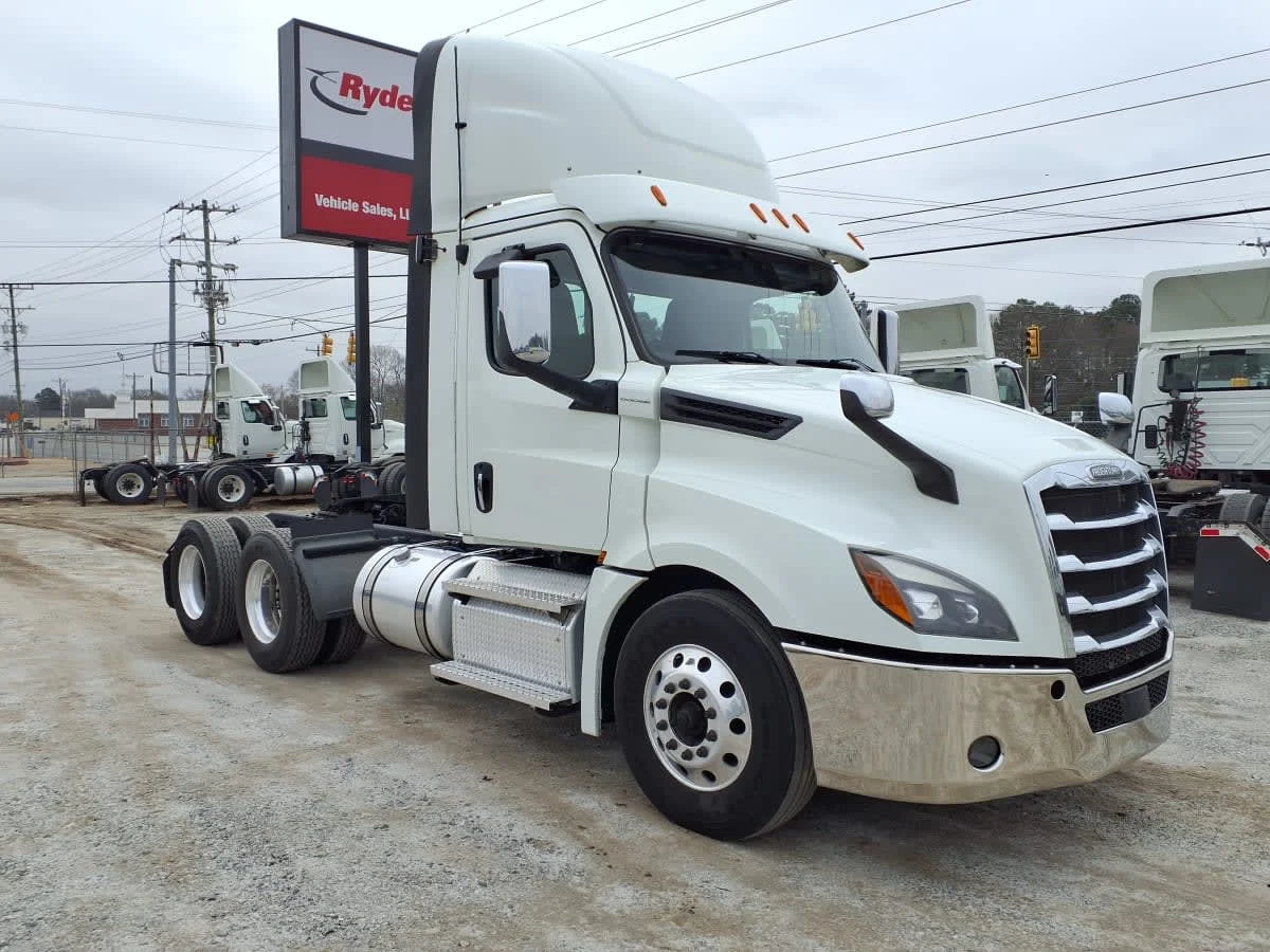 2020 Freightliner Cascadia - image 3