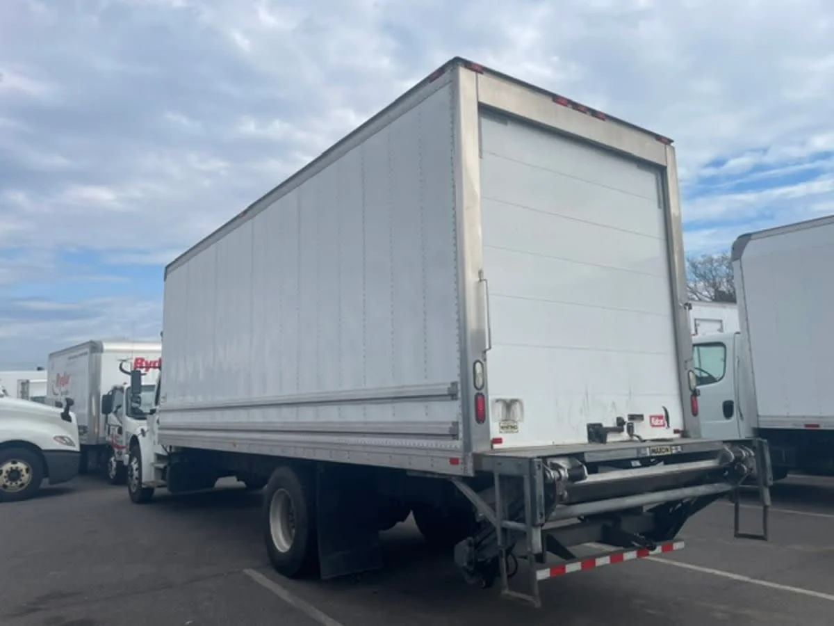 2020 Freightliner M2 106 in Farmingdale, NY — photo 6