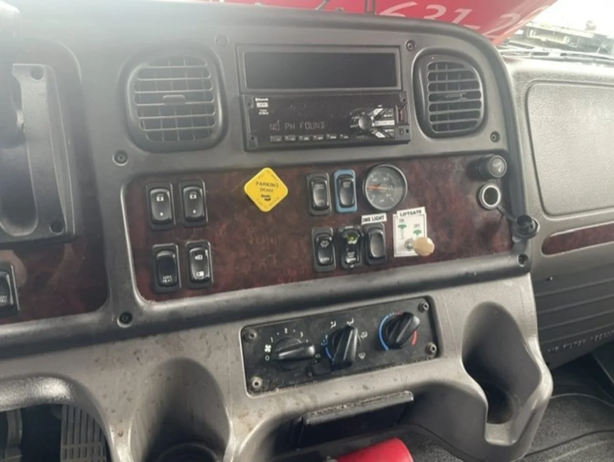 2020 Freightliner M2 106 in Farmingdale, NY — photo 12
