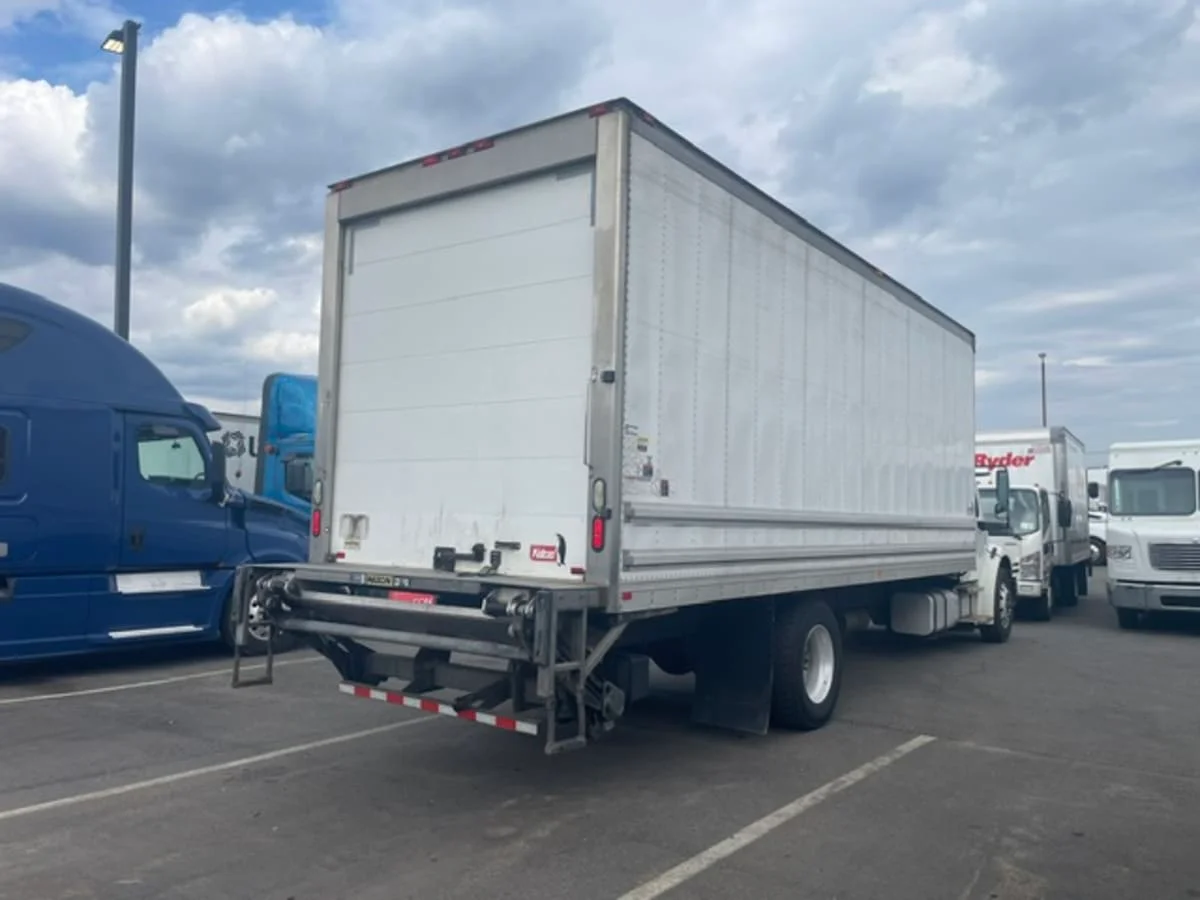 2020 Freightliner M2 106 in Farmingdale, NY — photo 4