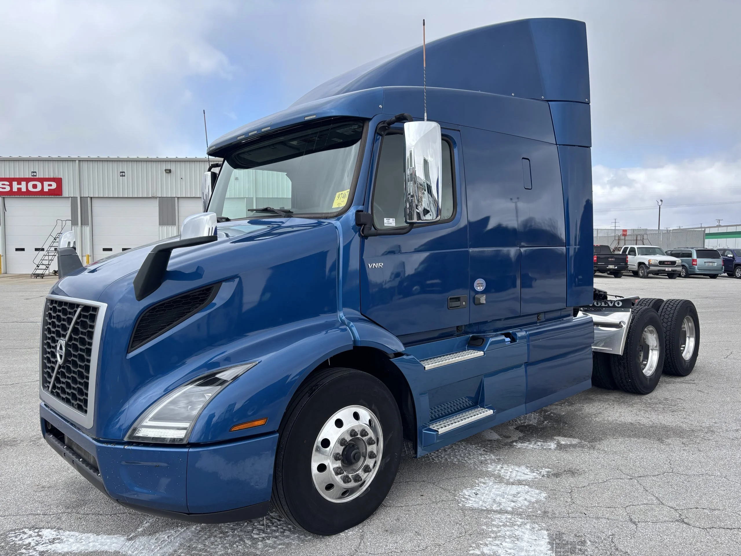 2023 Volvo VNR 640 - image 2
