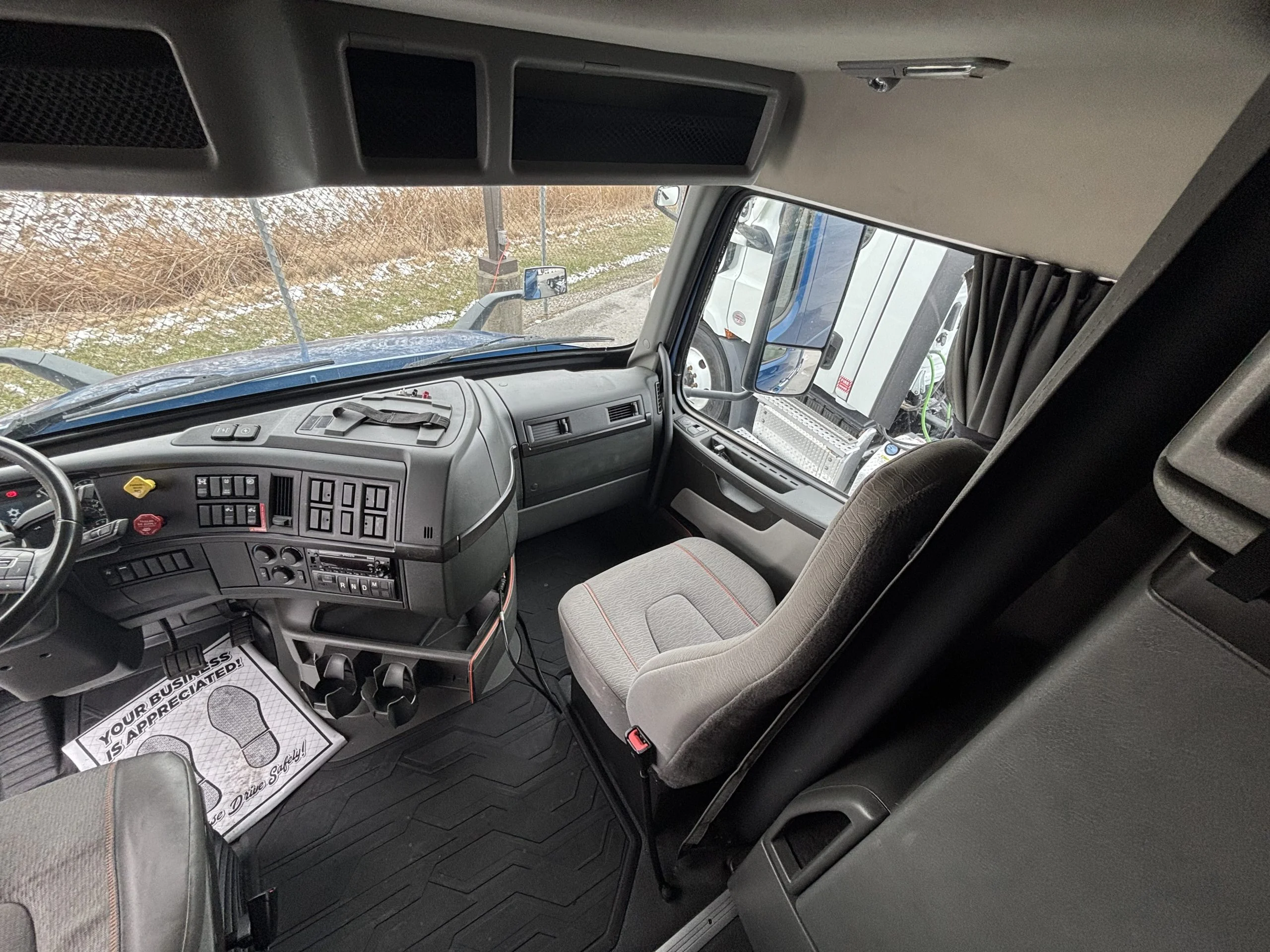 2023 Volvo VNR 640 - image 1