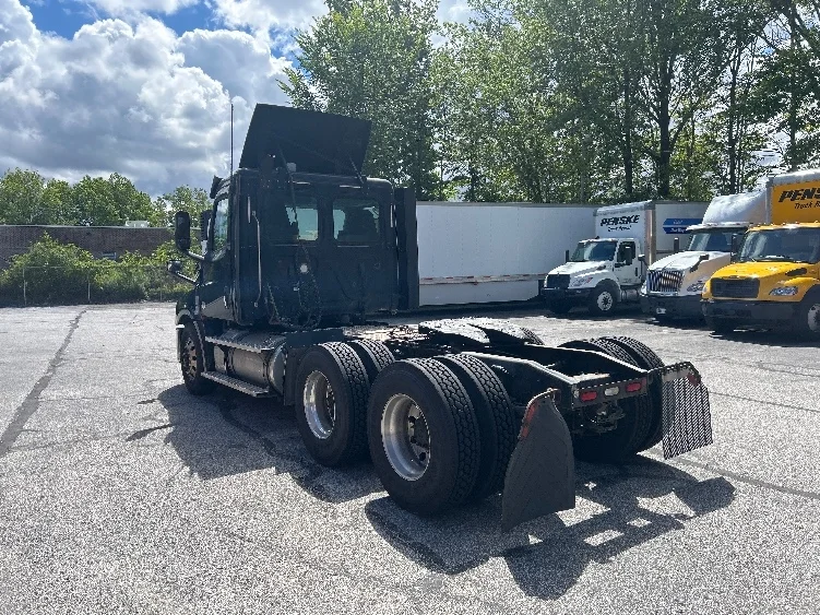 2020 Freightliner Cascadia - image 5