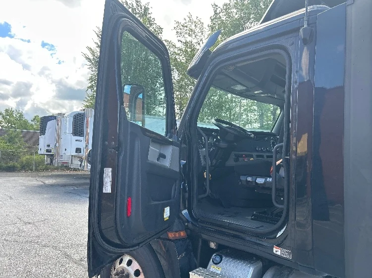 2020 Freightliner Cascadia - image 9