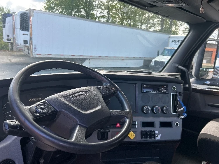 2020 Freightliner Cascadia - image 10