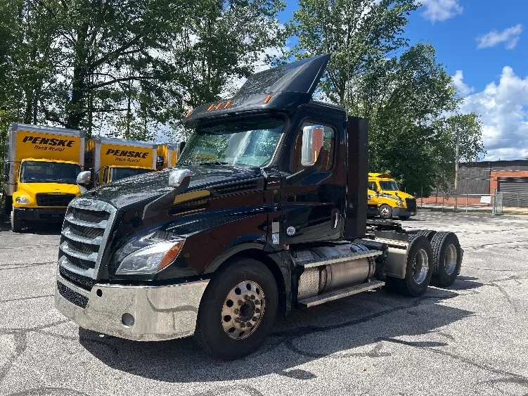 2020 Freightliner Cascadia - image 3