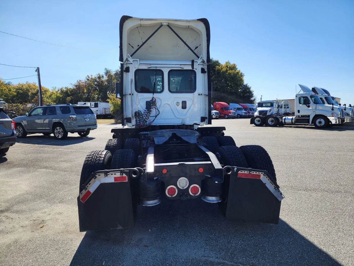 2017 Freightliner Cascadia - image 5
