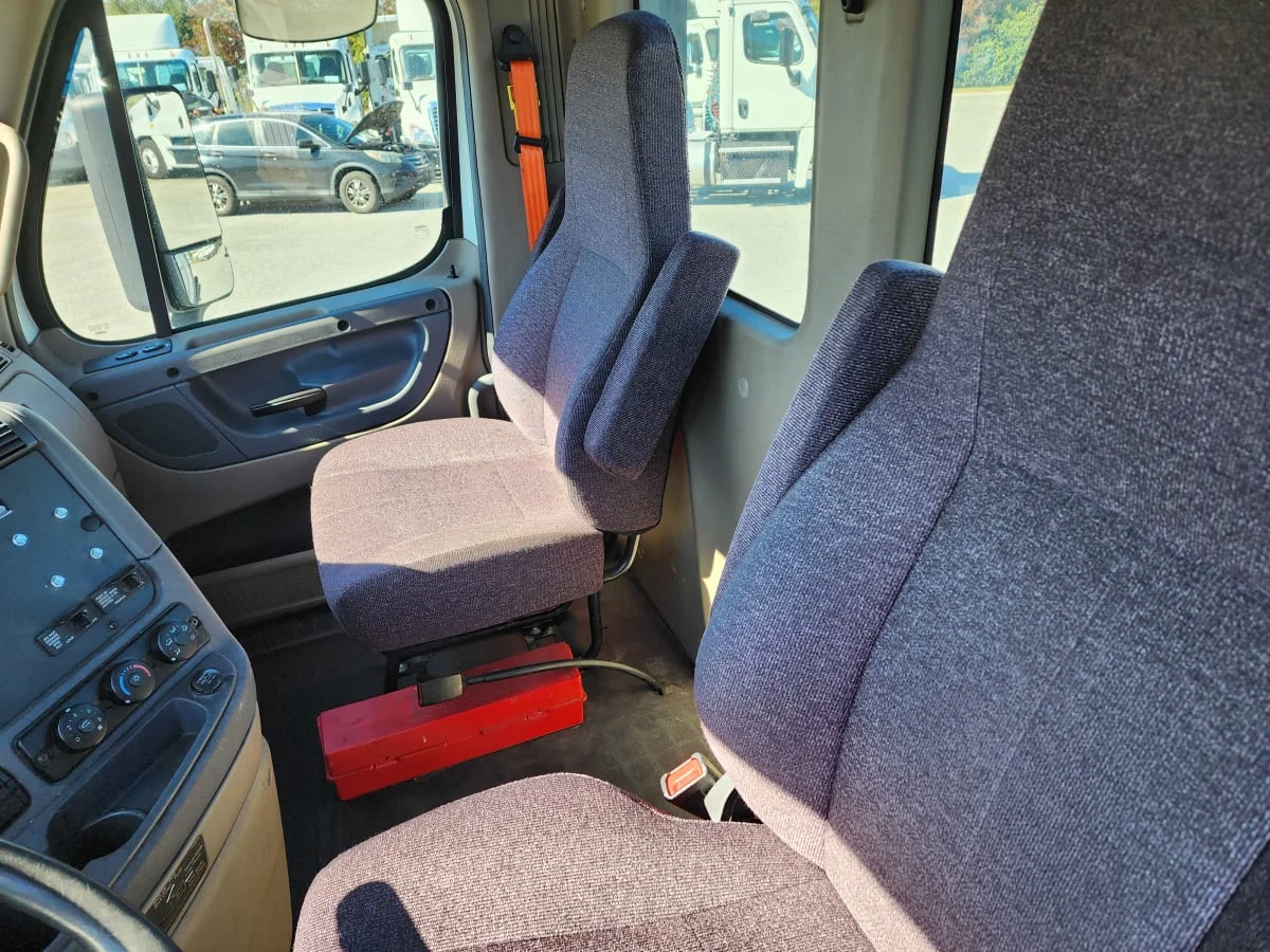 2017 Freightliner Cascadia - image 7