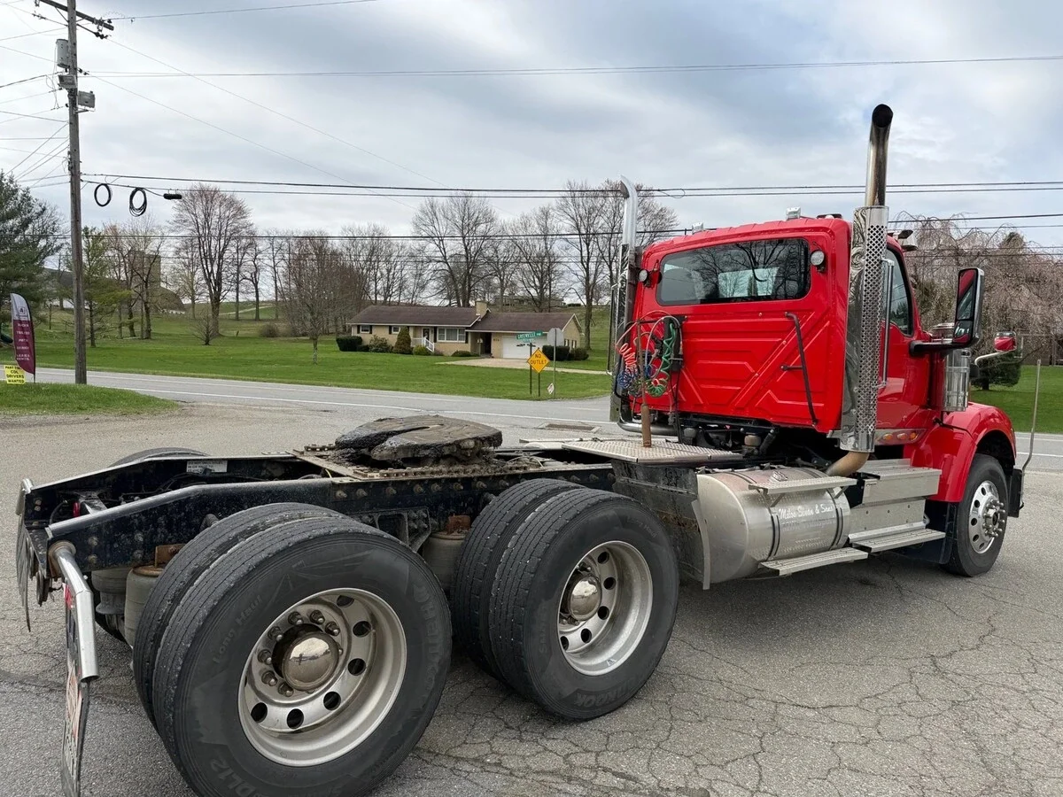 2023 International HX - image 3