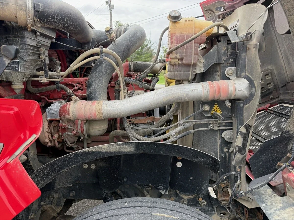 2023 International HX - image 8