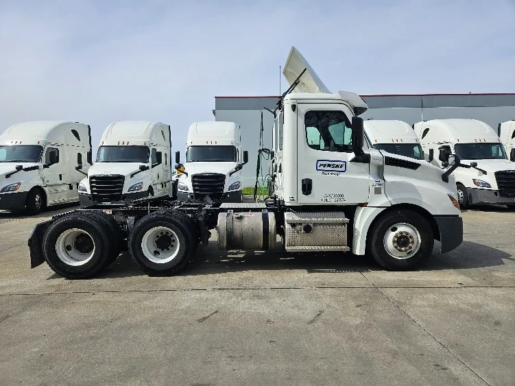2020 Freightliner Cascadia in Moberly, MO — photo 8