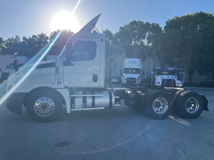 2019 Freightliner in Medley, FL — photo 4
