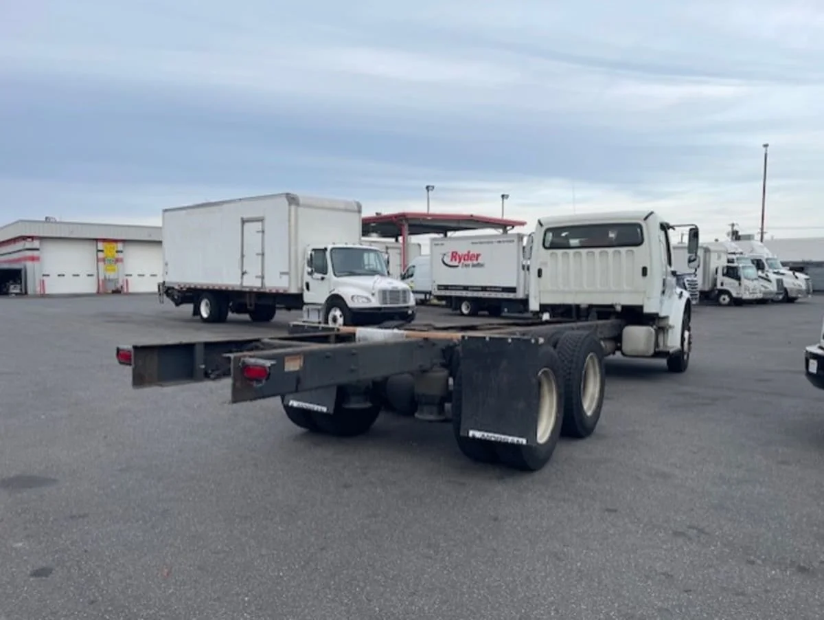 2017 Freightliner M2 106 - image 4