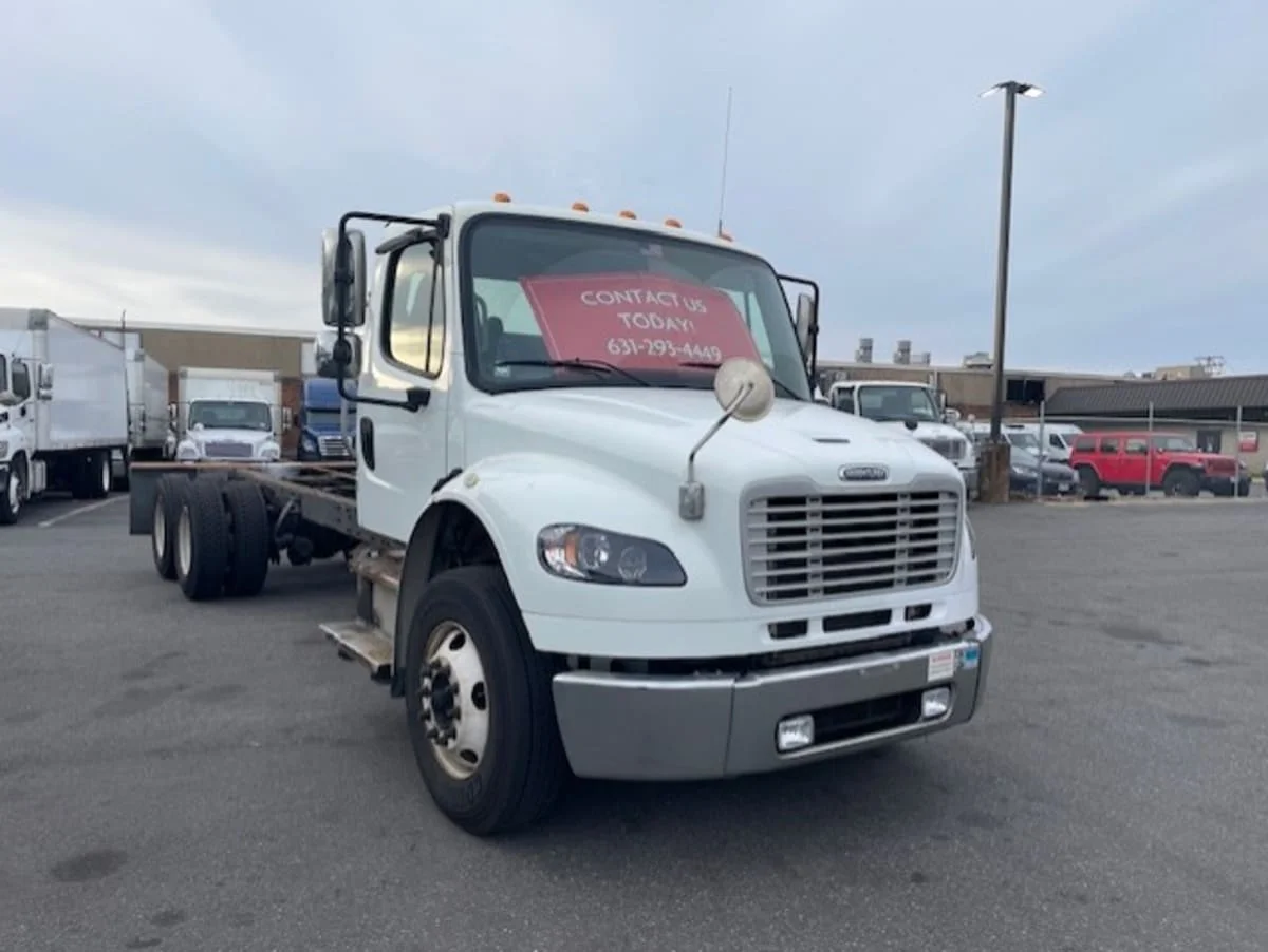 2017 Freightliner M2 106 - image 3