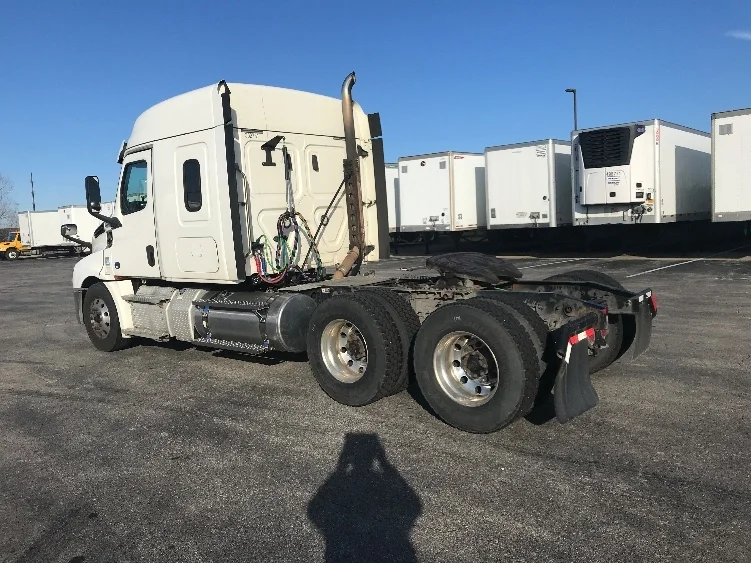 2020 Freightliner Cascadia in Evansville, IN — photo 5