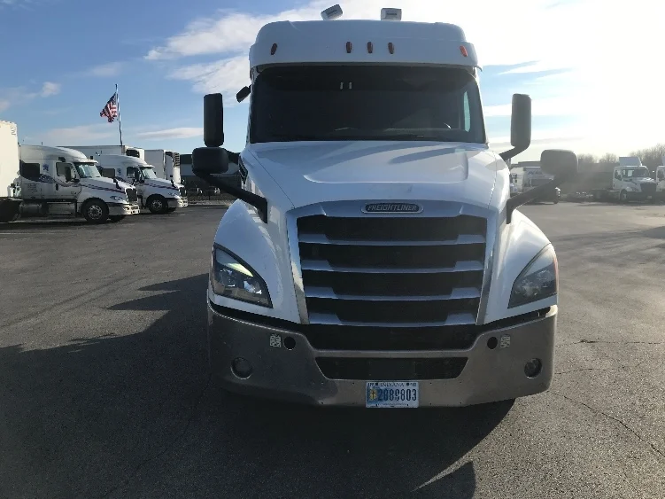 2020 Freightliner Cascadia in Evansville, IN — photo 2