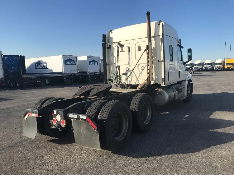 2020 Freightliner Cascadia in Evansville, IN — photo 7