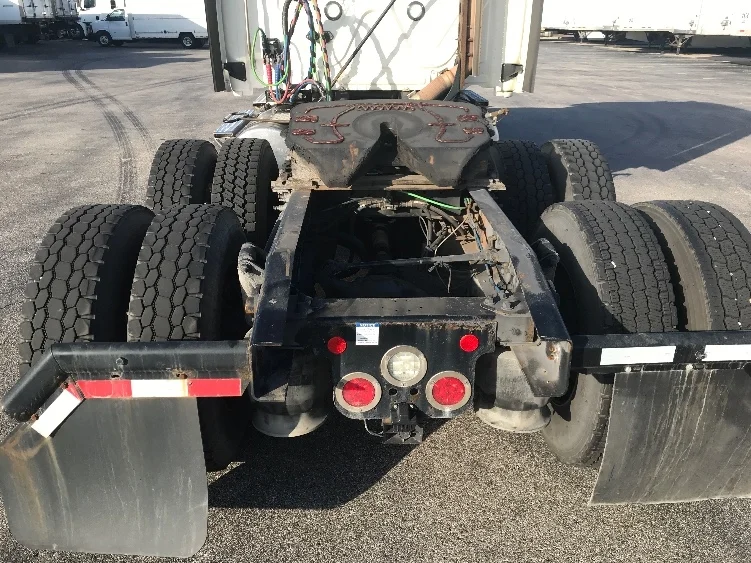 2020 Freightliner Cascadia in Evansville, IN — photo 6