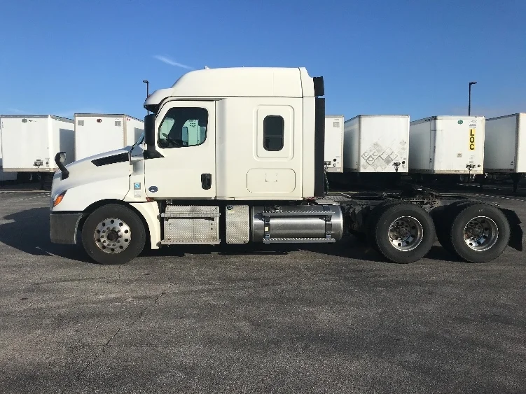 2020 Freightliner Cascadia in Evansville, IN — photo 4