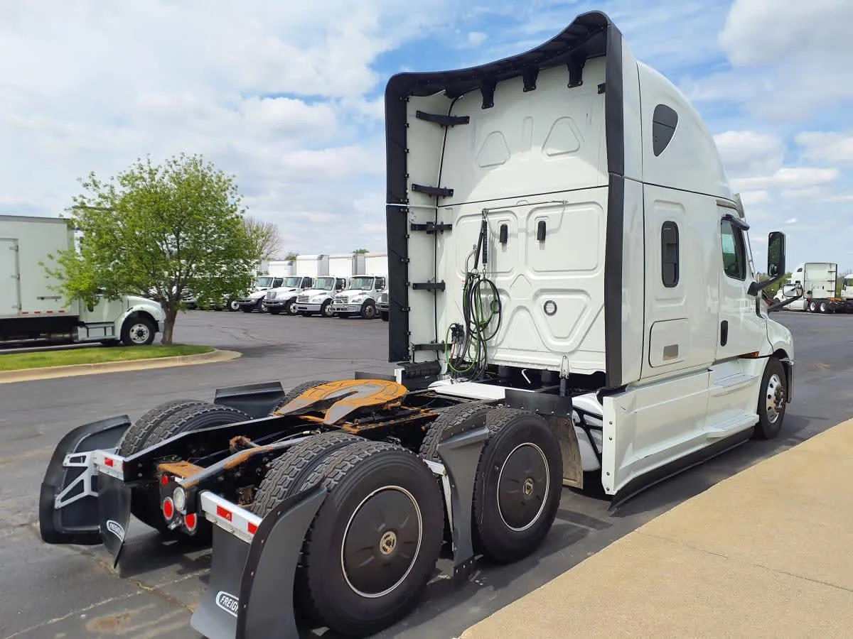 2022 Freightliner Cascadia in Altoona, IA — photo 4