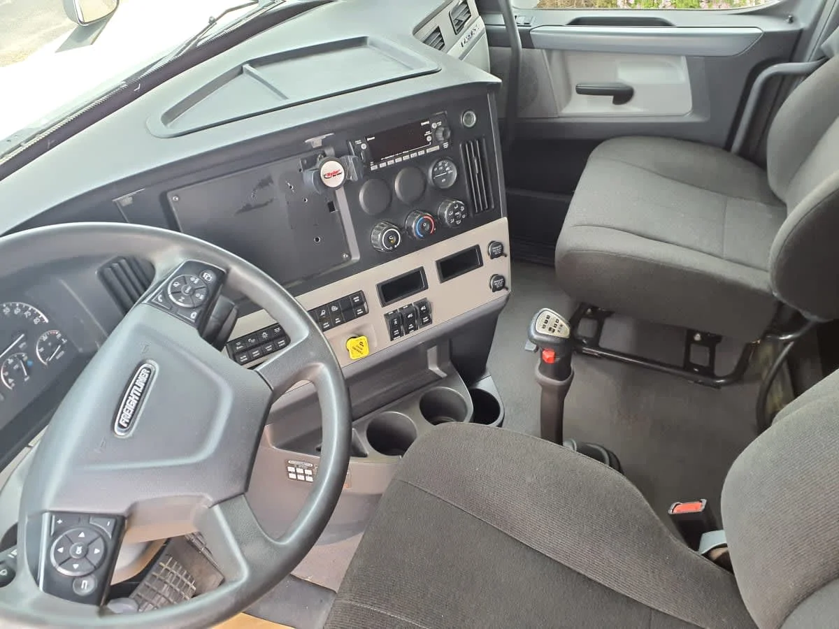 2022 Freightliner Cascadia in Altoona, IA — photo 7