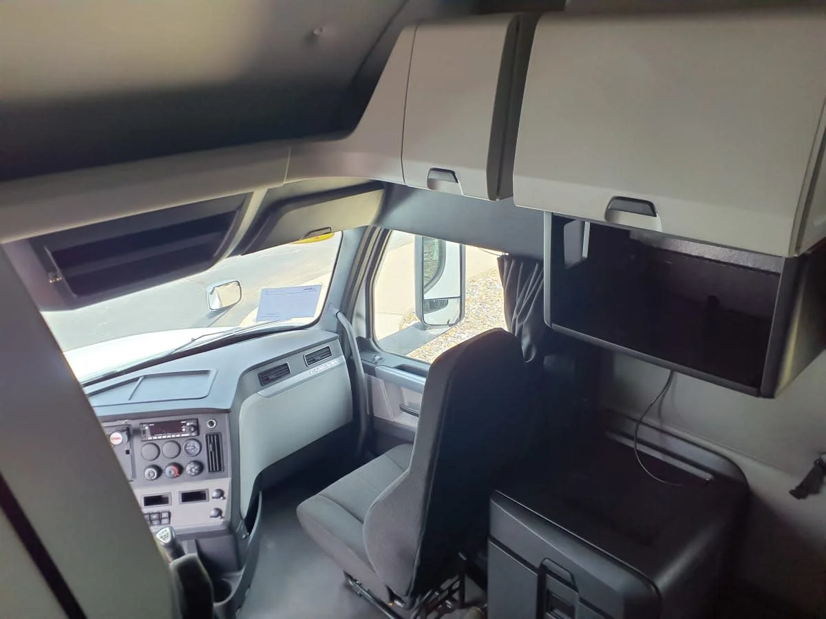 2022 Freightliner Cascadia in Altoona, IA — photo 12