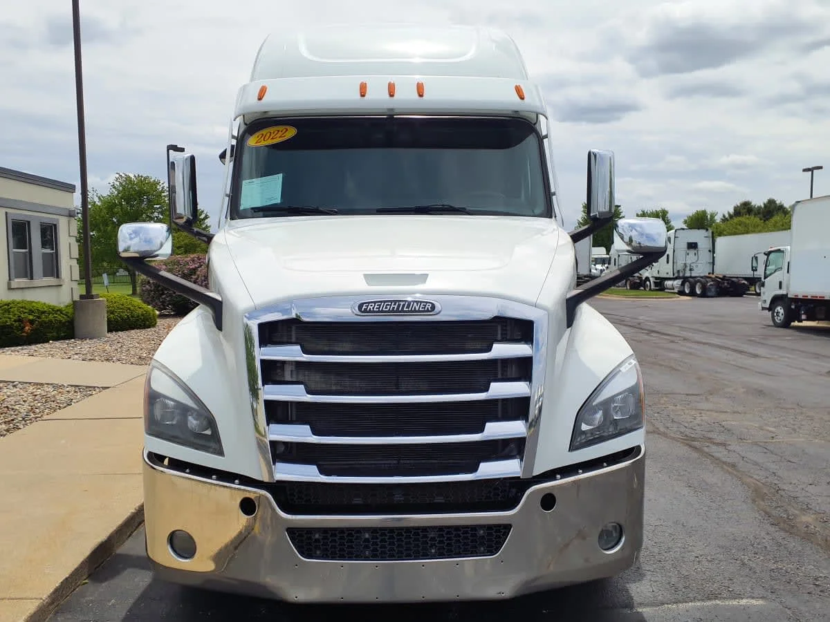 2022 Freightliner Cascadia in Altoona, IA — photo 2