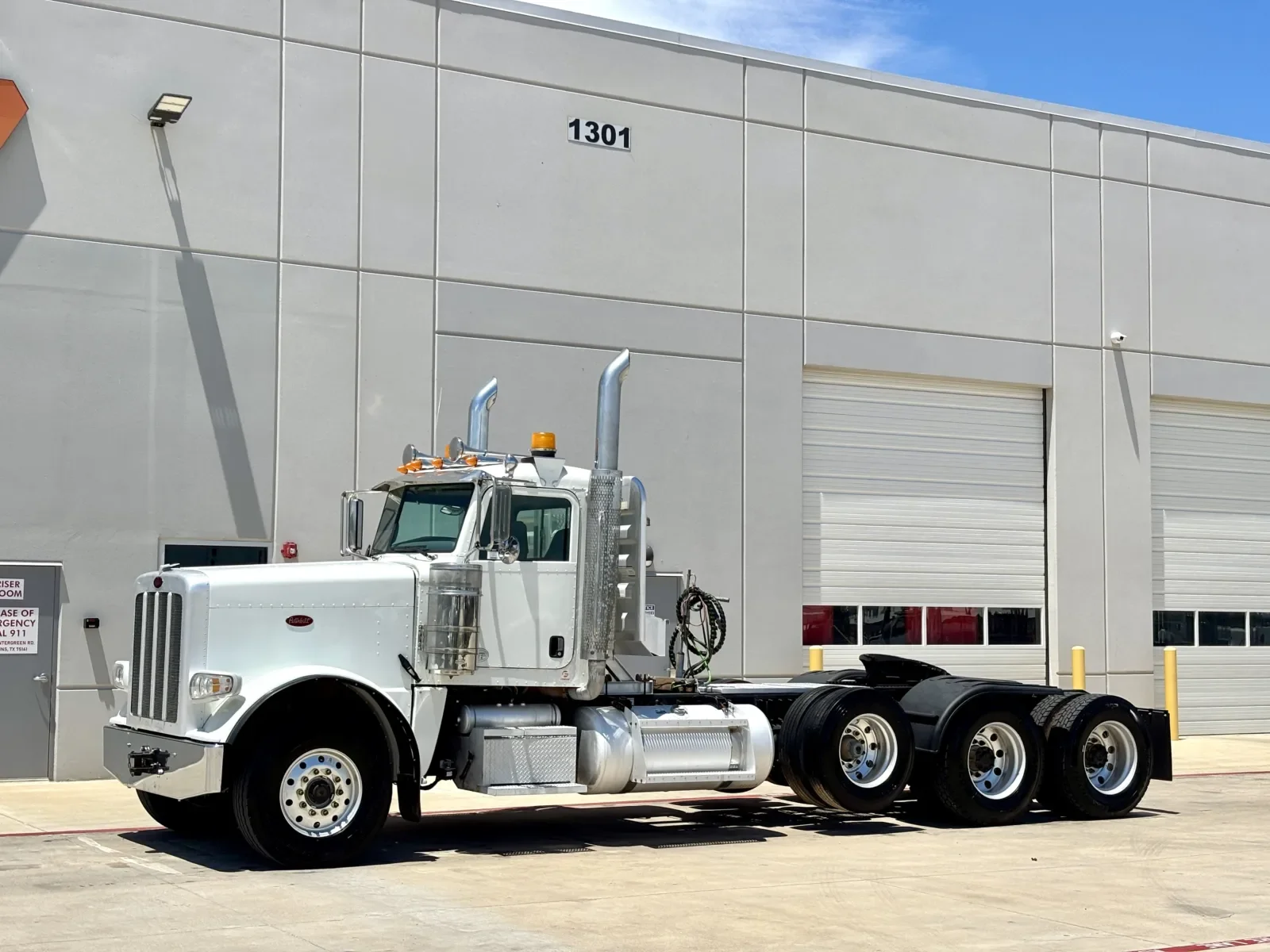 2015 Peterbilt 389 in Hutchins, TX — photo 2