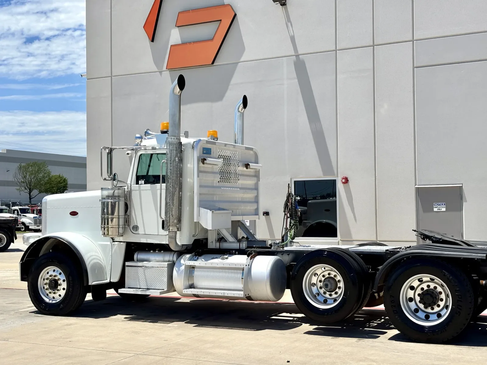 2015 Peterbilt 389 in Hutchins, TX — photo 8